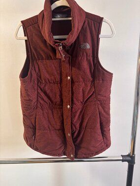 NWOT*** The North Face Pseudio Vest- Burgundy